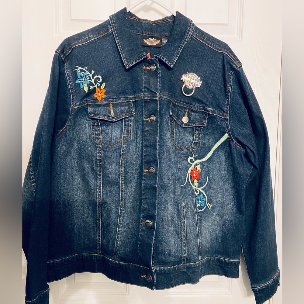 Women’s Harley Davidson Jean Jacket with pin included.